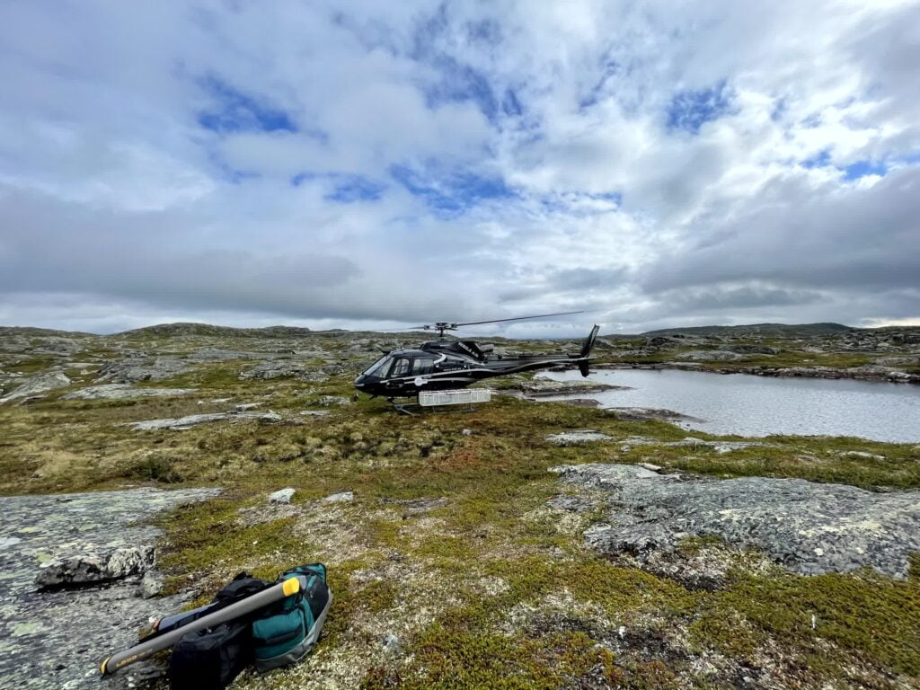 Sjön Njuosejaure avlämnad med helikopter